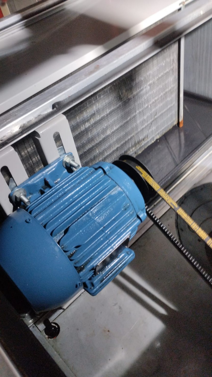 Motor e correia em equipamento de climatização
