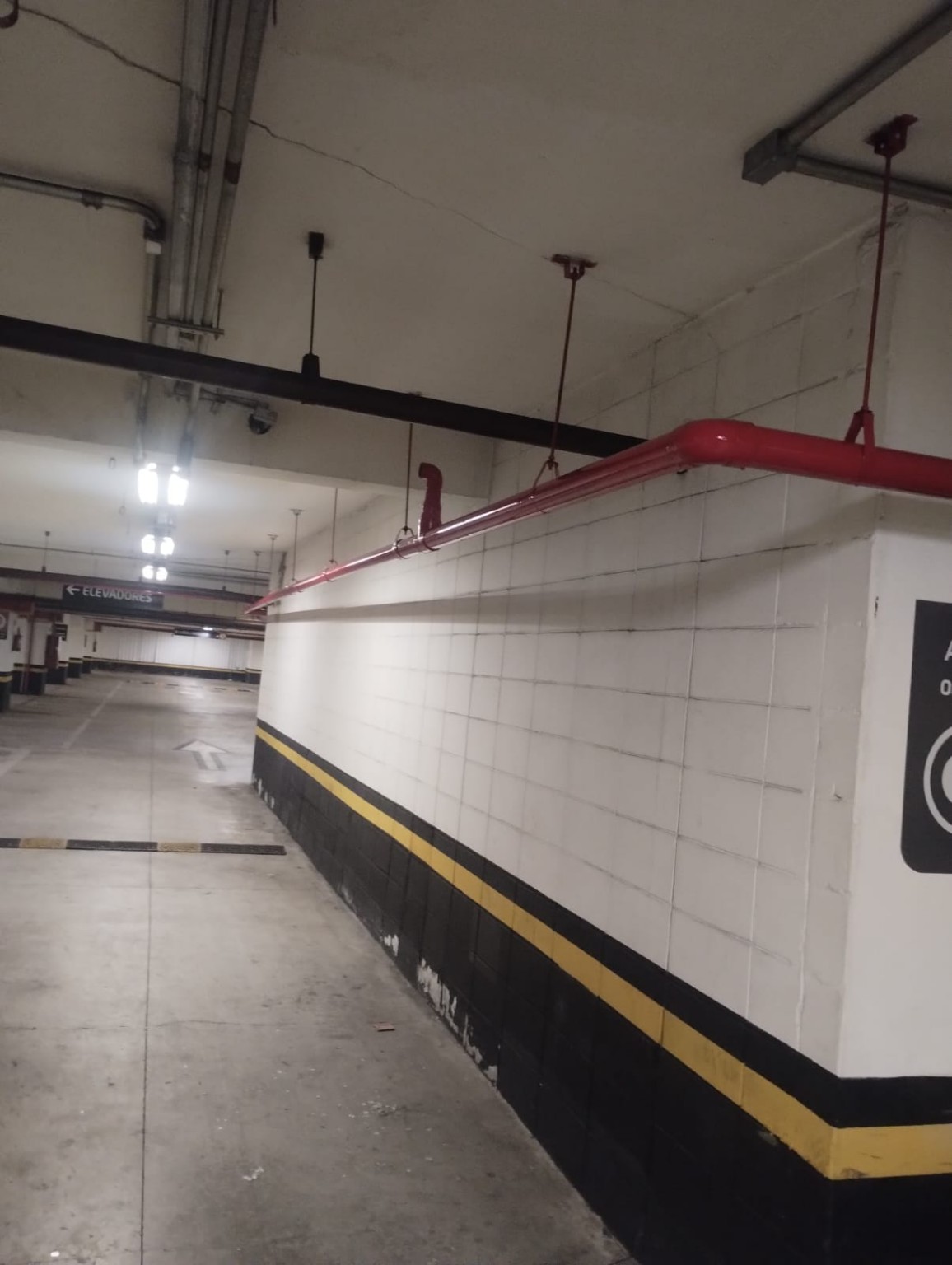 Rede sprinkler vermelha instalada em garagem