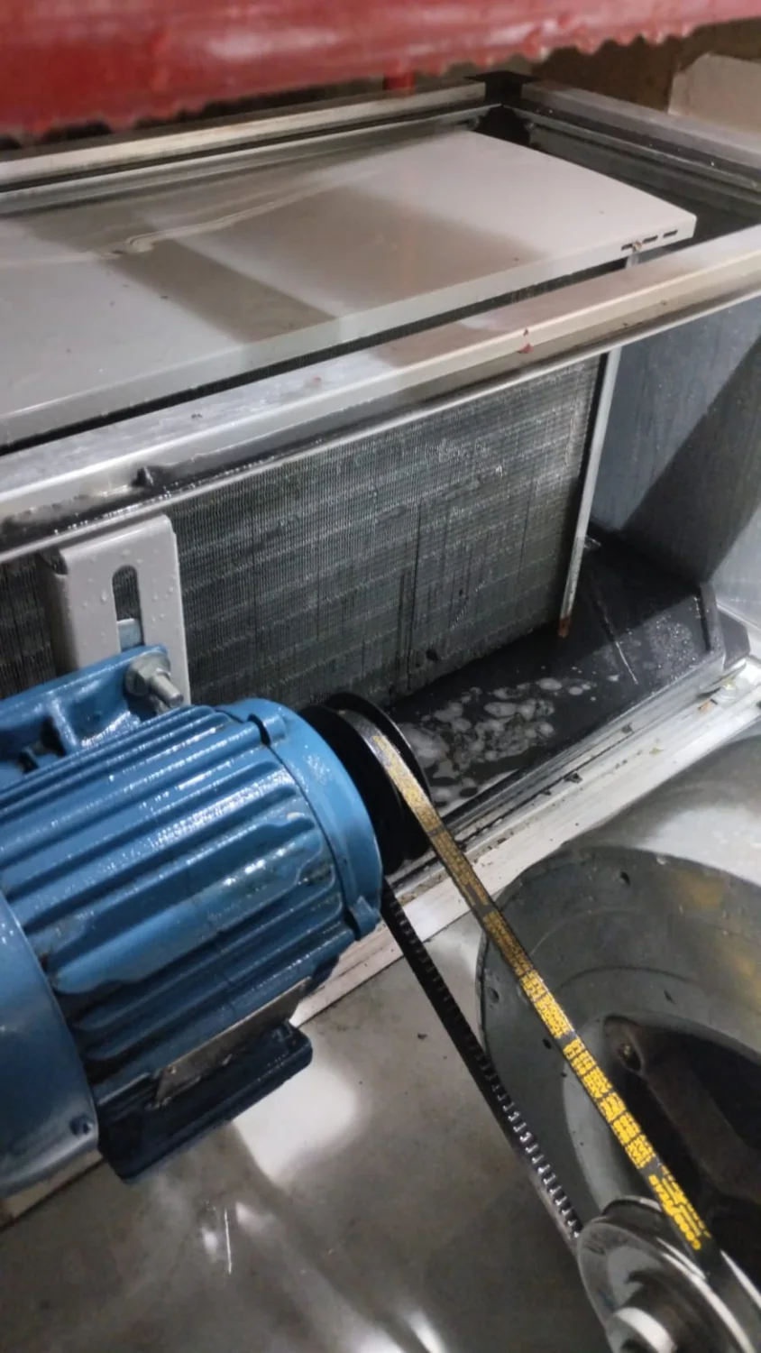 Equipamento de climatização em processo de manutenção
