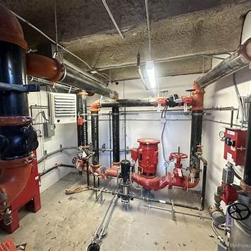 Sala técnica com casa de bombas de sistema de combate a incêndio